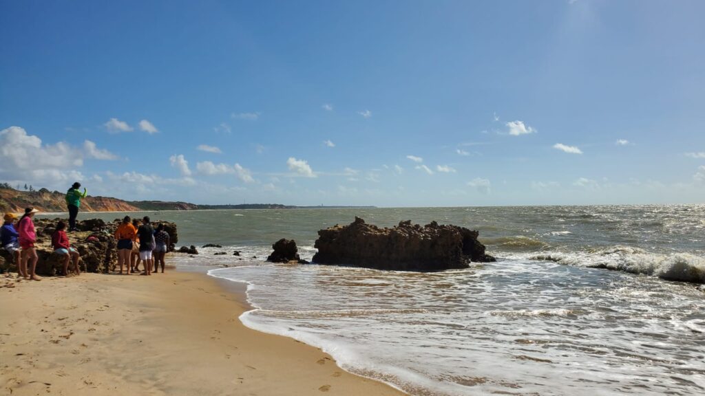 fotos da pedra furada na praia do amor na paraiab