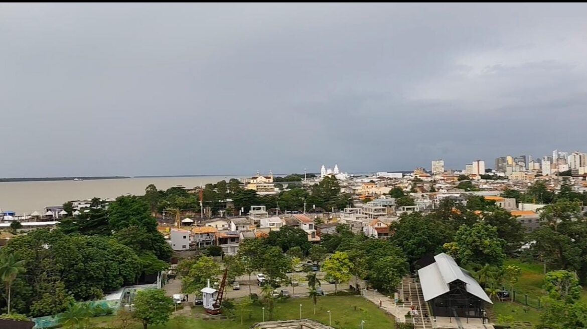 cidade de belém do Pará vista pelo elevador do mangal das garças onde é possivel ver predios , a natureza e o rios