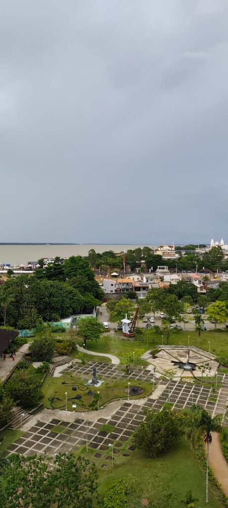 foto do elevador Mangal das Garças em Belém do Pará, área verde com vista para o rio e fauna amazônica